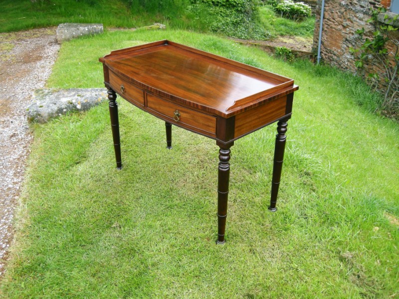 Mahogany bow fronted side table, 1820
